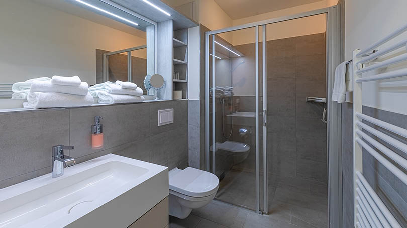 Badezimmer mit ebenerdiger Dusche in der Ferienwohnung in Waren (Müritz)